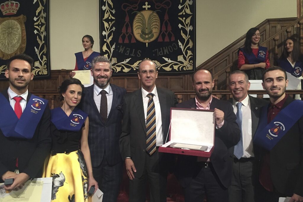 mixer-recibe-placa-por-su-aportacion-y-formacion-en-el-campo-de-la-quimica